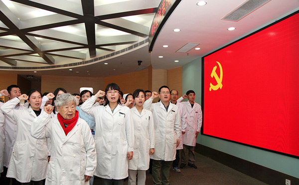 【新闻1】李桓英教授光荣入党.jpg 【新闻1】李桓英教授光荣入党.jpg