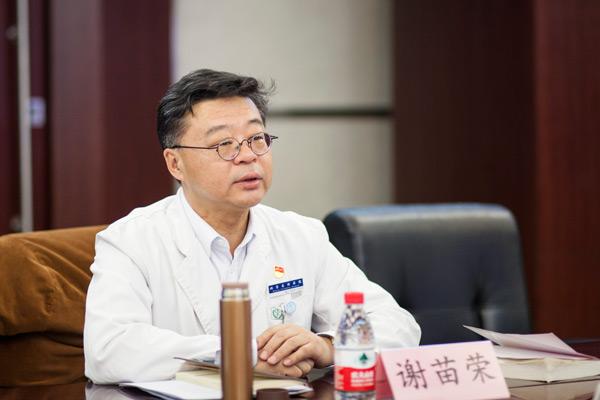 理事长谢苗荣作工作报告.jpg 理事长谢苗荣作工作报告.jpg